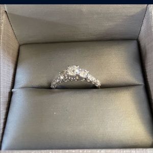 1ct Diamond engagement ring w/14k white gold band size 6.5